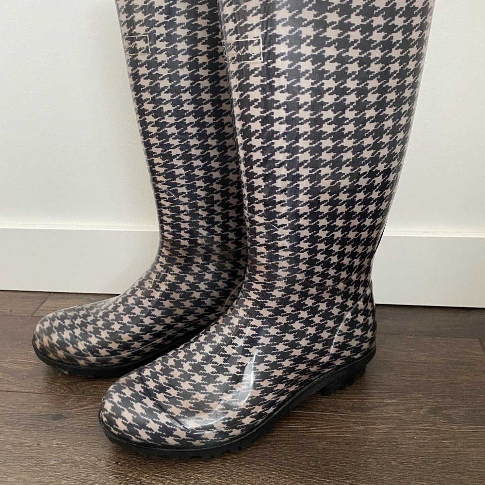 black and white Wind River rain boots, 7